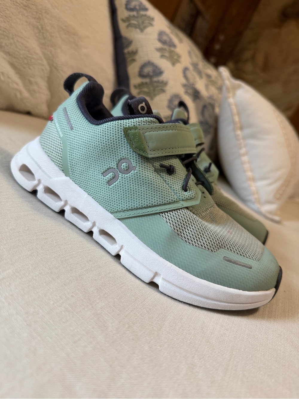 On Kids Cloud in the Color : Sage / White .. Kids size 1